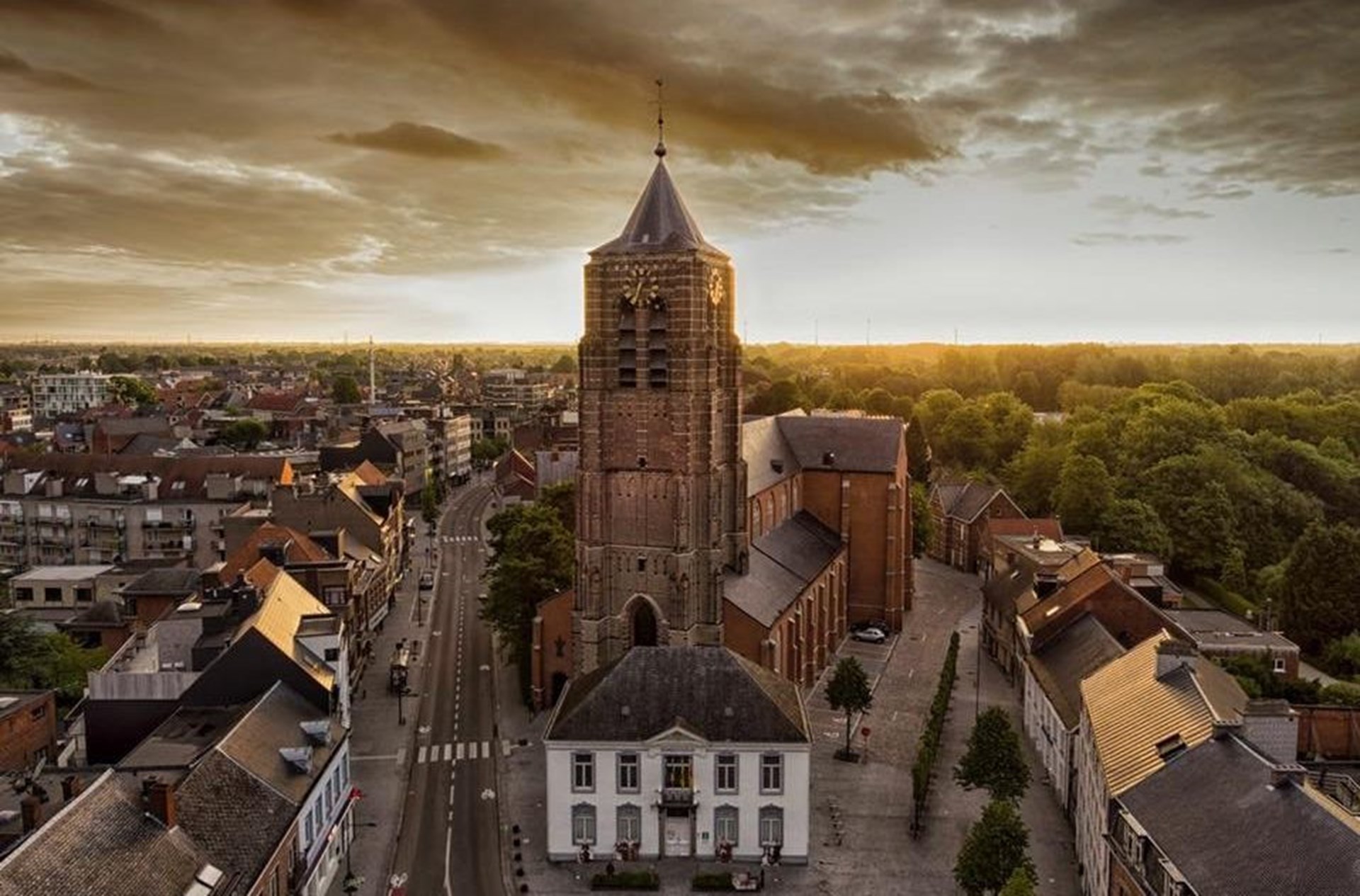 OP WANDELAFSTAND VAN HET CENTRUM