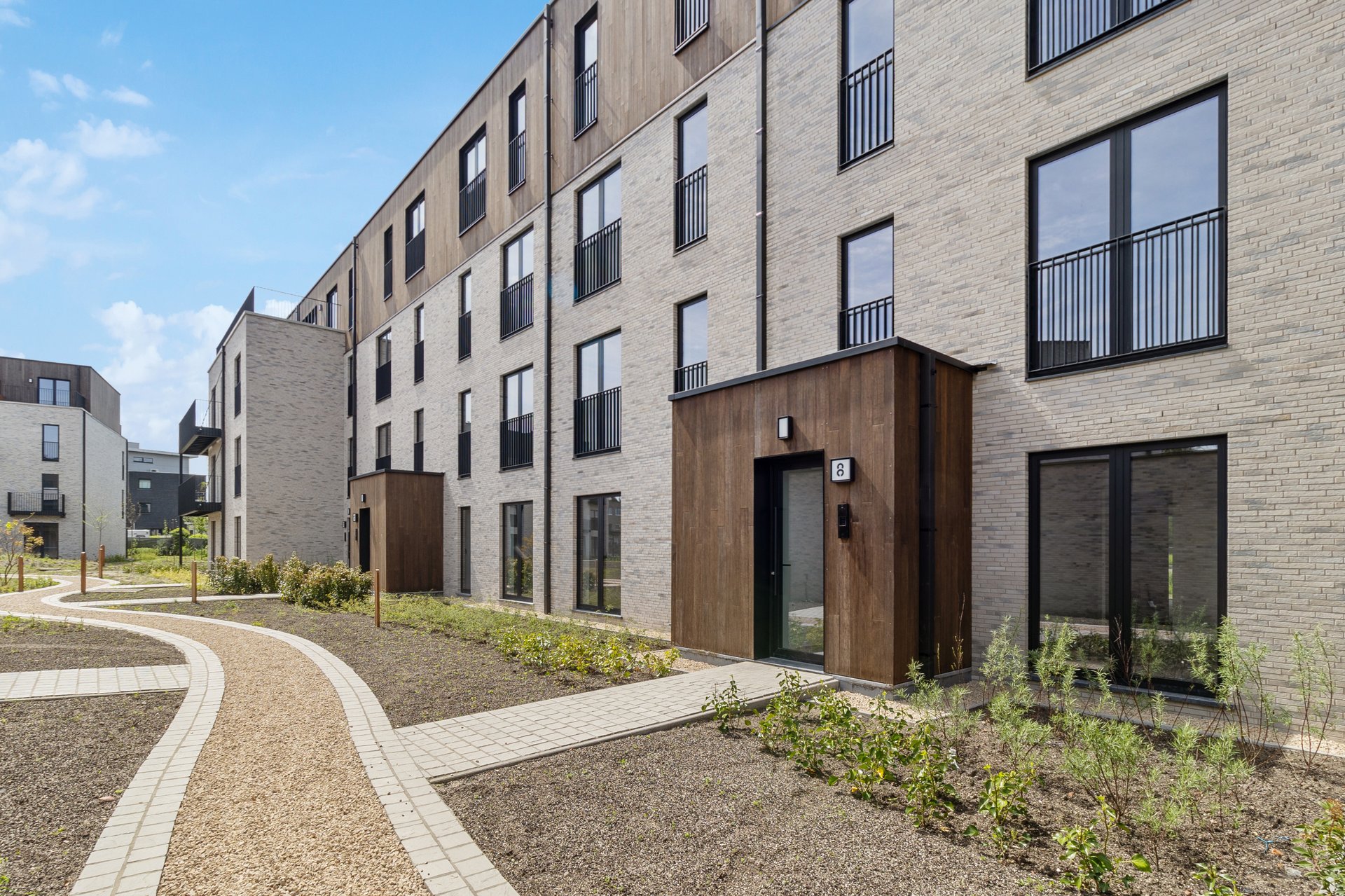 foto van de buitenaanleg van O3SHIFT Lier met zicht op de inkomhallen