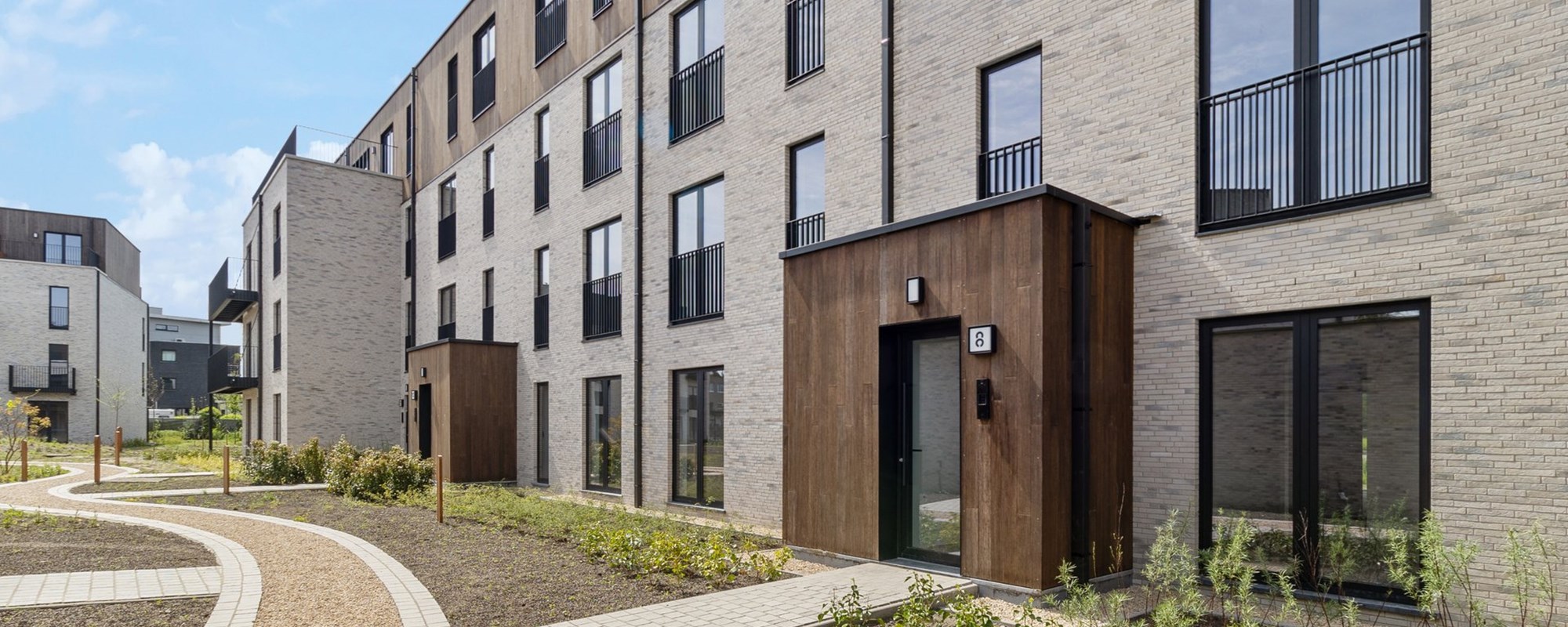 foto van de buitenaanleg van O3SHIFT Lier met zicht op de inkomhallen