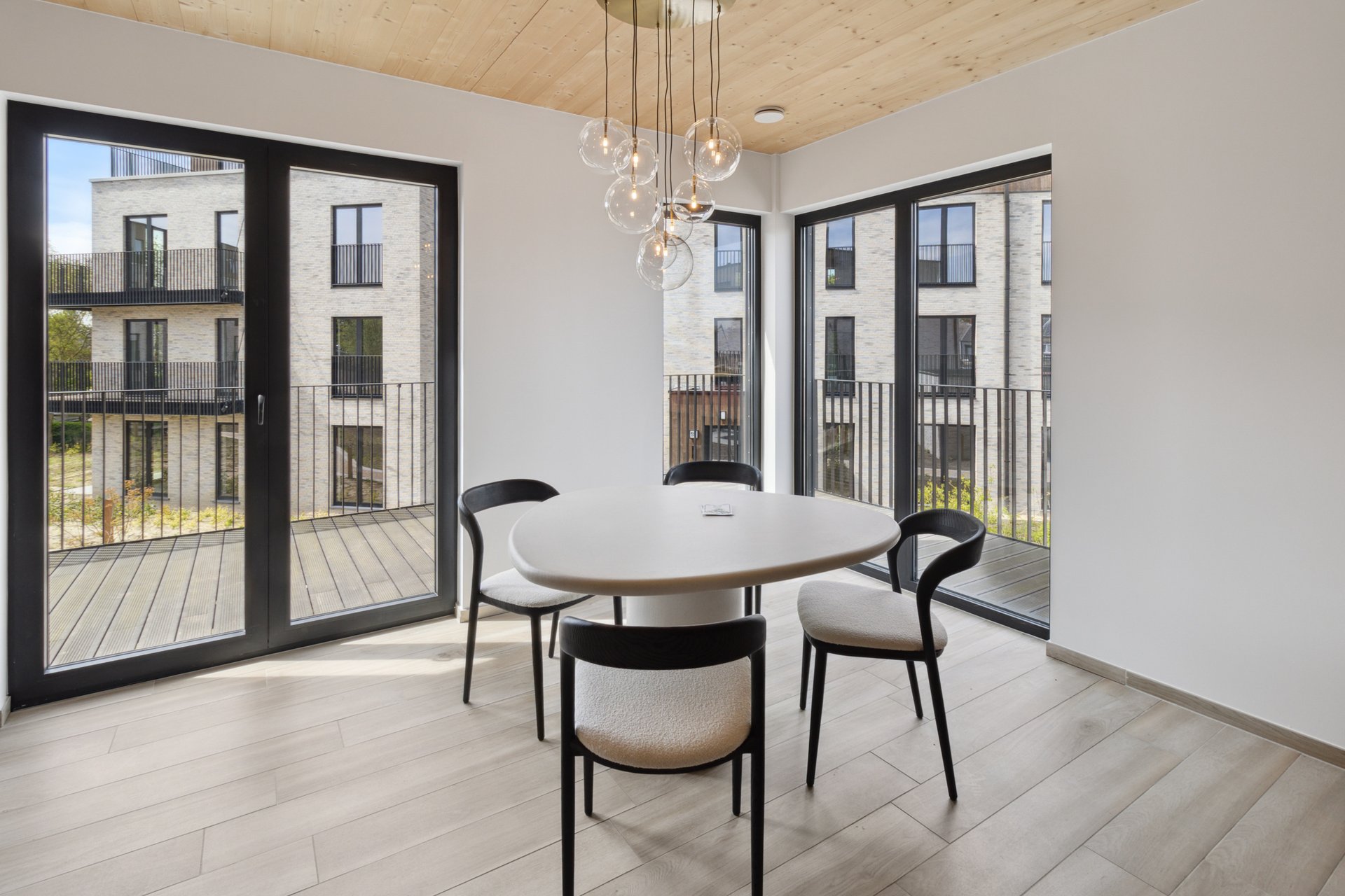 beeld van de eettafel in de leefruimte met zicht op het terras