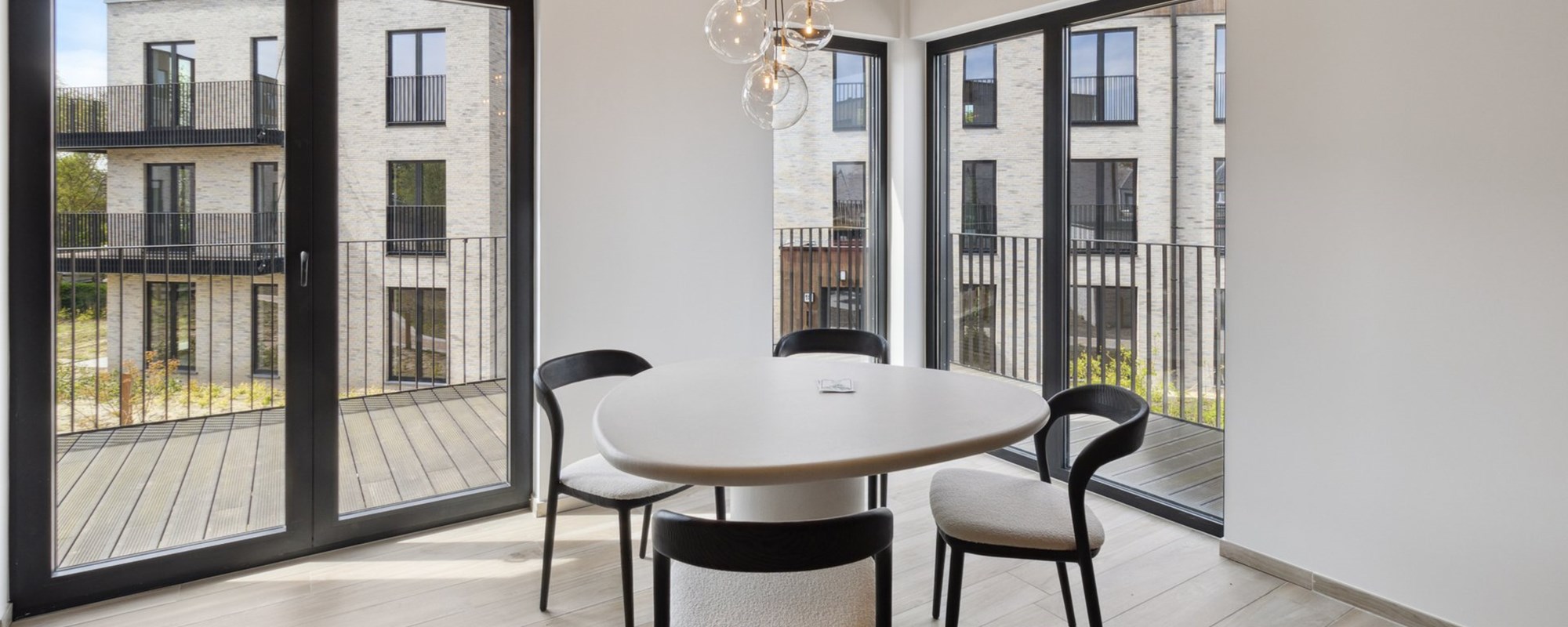 beeld van de eettafel in de leefruimte met zicht op het terras