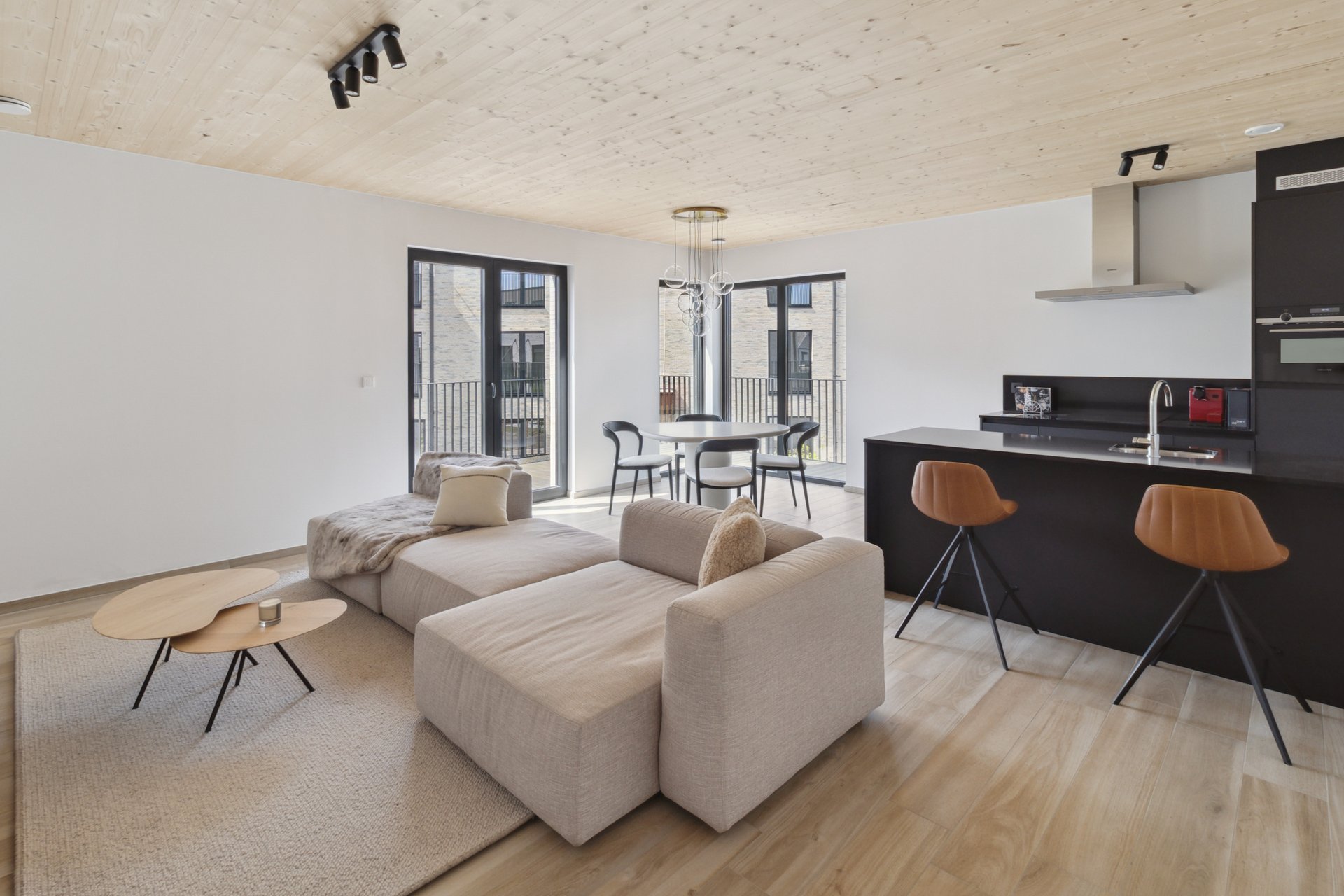 beeld van de leefruimte en keuken van O3SHIFT Lier