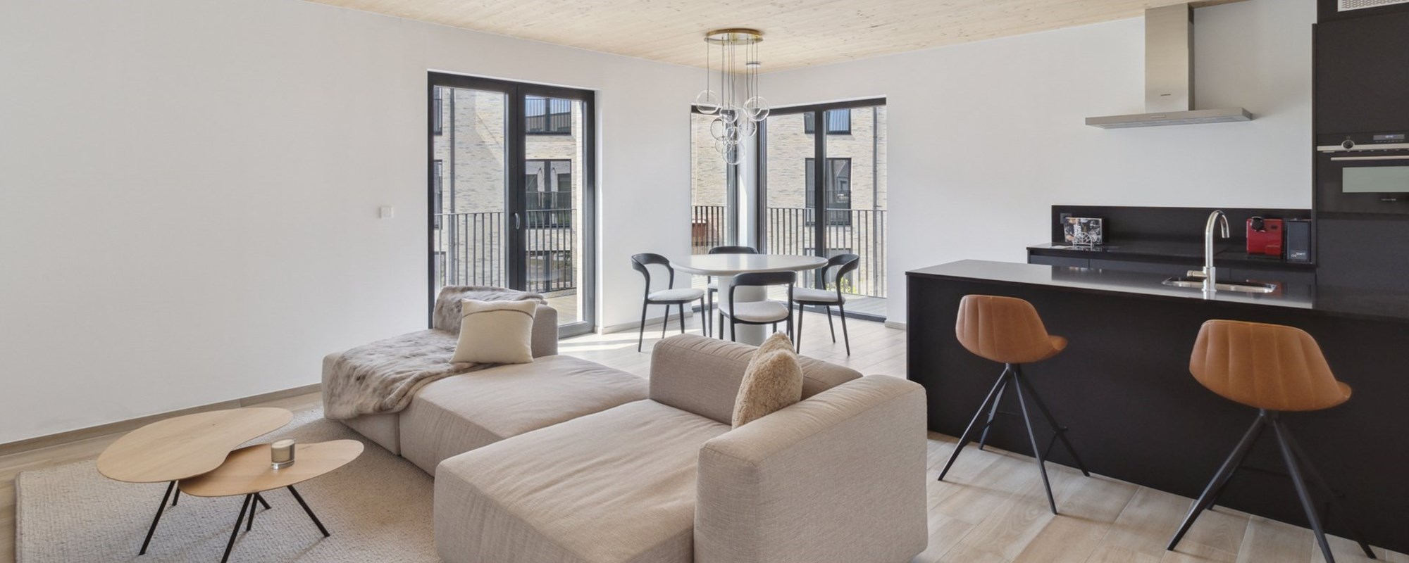 beeld van de leefruimte en keuken van O3SHIFT Lier