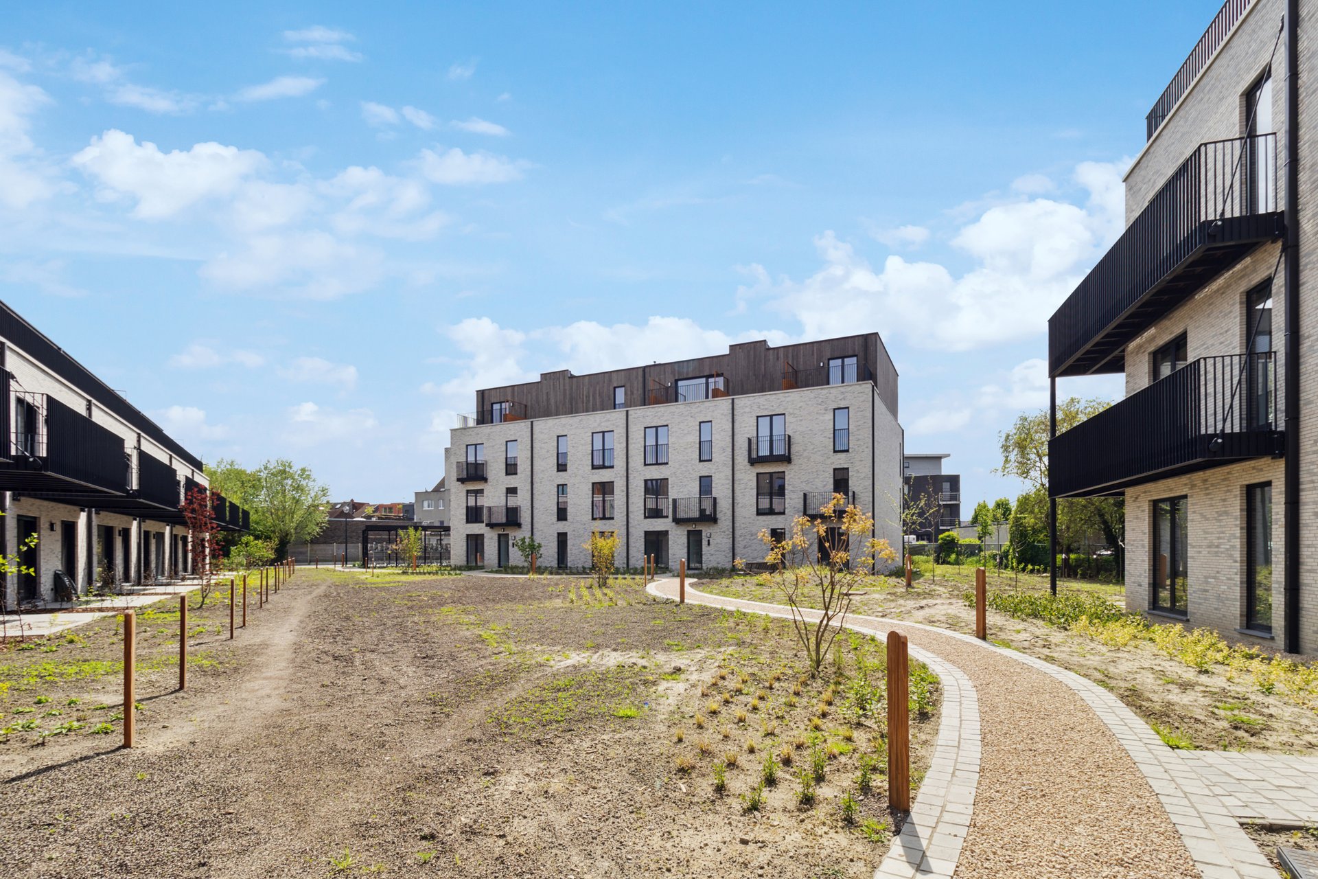 foto van de buitenaanleg in O3SHIFT Lier met zicht op het binnenplein