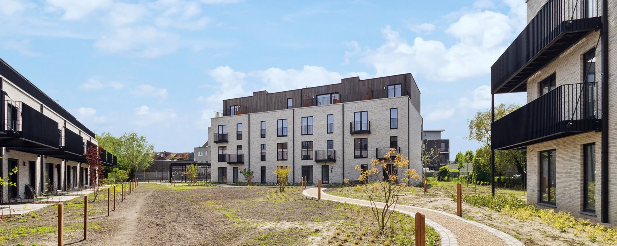 foto van de buitenaanleg in O3SHIFT Lier met zicht op het binnenplein